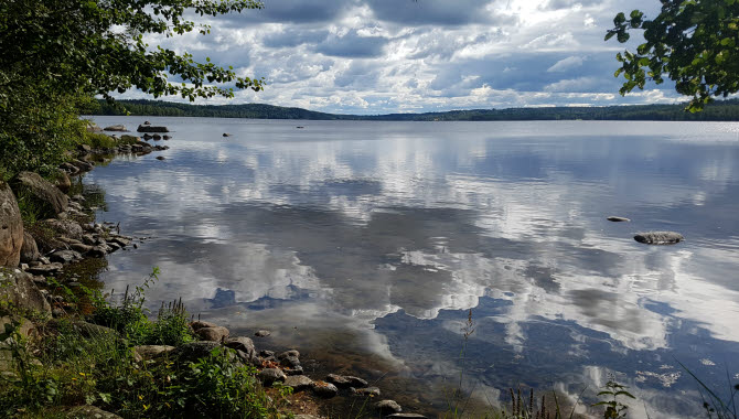 Moln sgeglar sig i en sjö