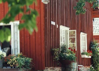 En närbild på ett rödmålat hus.