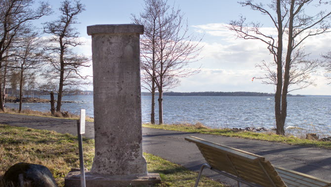 Gränssten vid Snapenvägen, Mariestad. Uppförd år 1593.