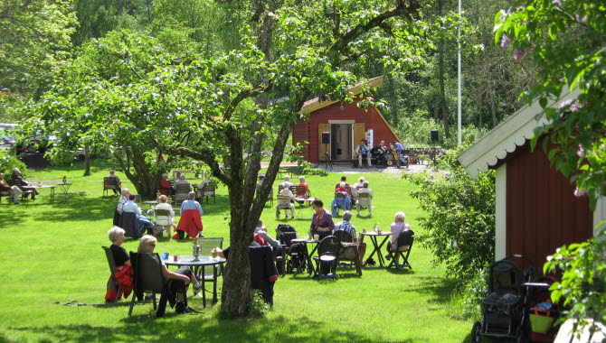 Visiting guests having a "fika" in the garden cafet at Mariagårdens Trädgård/Gardens.