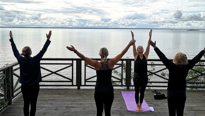 Yoga by the lake with Trailhelg