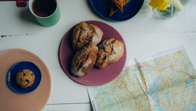 Ett bord med fika och en karta