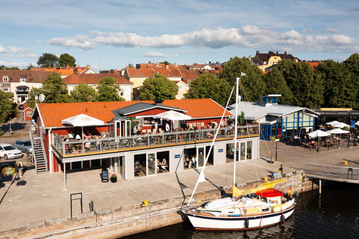 Flygbild över Hamnrestaurangen Bojjen i Mariestads gästhamn. 