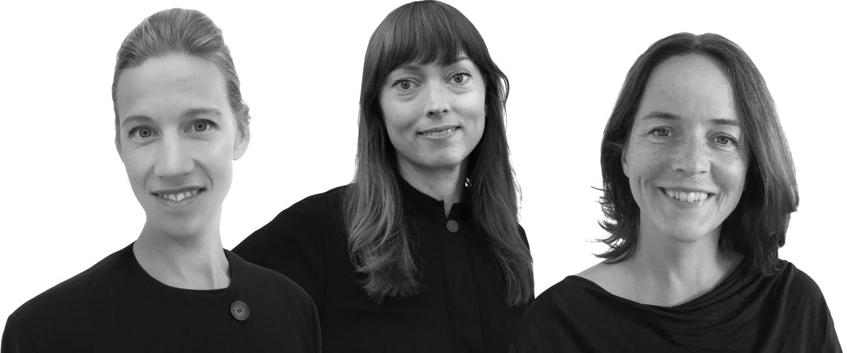 Svart vit bild på tre kvinnor. Ett porträtt. De bär svarta tröjor. 