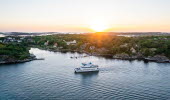 Båt i skärgården i solnedgången.