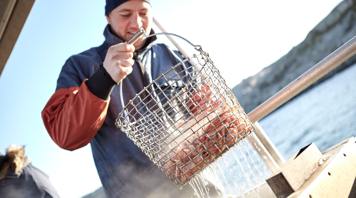 Fiskare med nykokta havskräftor