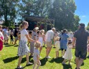Människor som dansar runt en midsommarstång