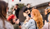 Vänner roar sig på en musikfestival.