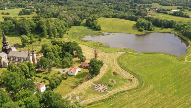 Drönarbild över Varnhem och Klostersjön