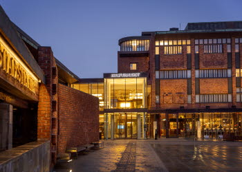 Ett tegelhus med glaspartier 