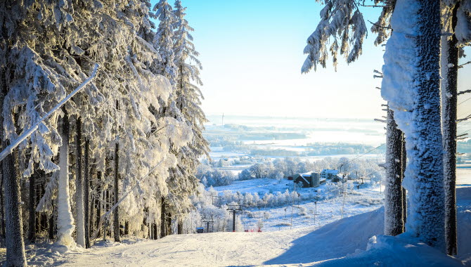 Vinterlandskap med utsikt över slalombacke och Falköping.