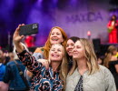 Vänner roar sig på en musikfestival.