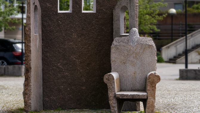 The sculpture Sol ute, stol inne, för hjärta och sinne in Trollhättan