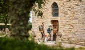 Vandrare besöker Husaby kyrka