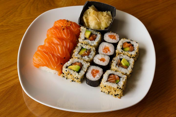 sushi på tallrik