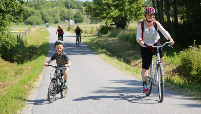 Familj som cyklar på Koster
