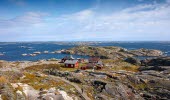 Kosterhavets nationalpark och ön Ursholmen med rödmålade fyrvaktarstugor.