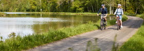 Friends cycling at Vänerleden