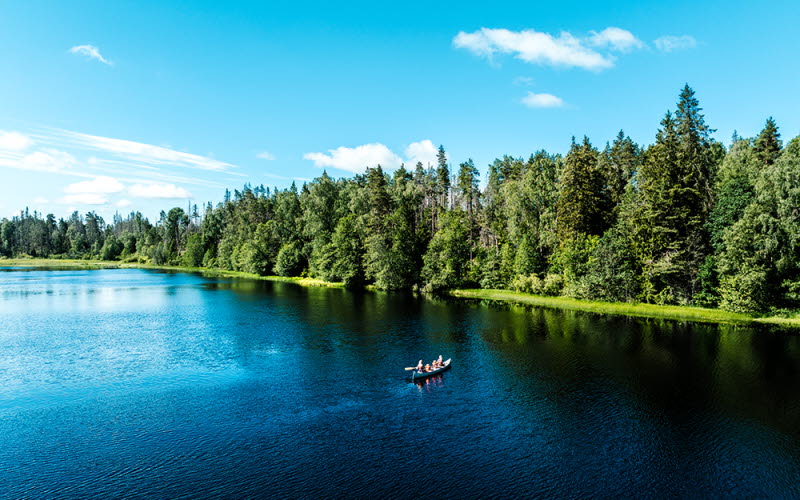 En kanot i en sjö