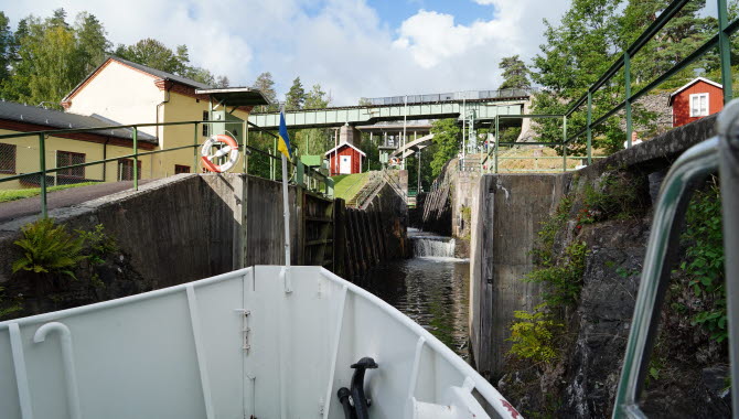 Dalslandia går in i Slussen i Håverud.