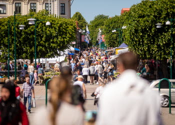 Lots of people at the square in Lidköping during a beautiful summerday.