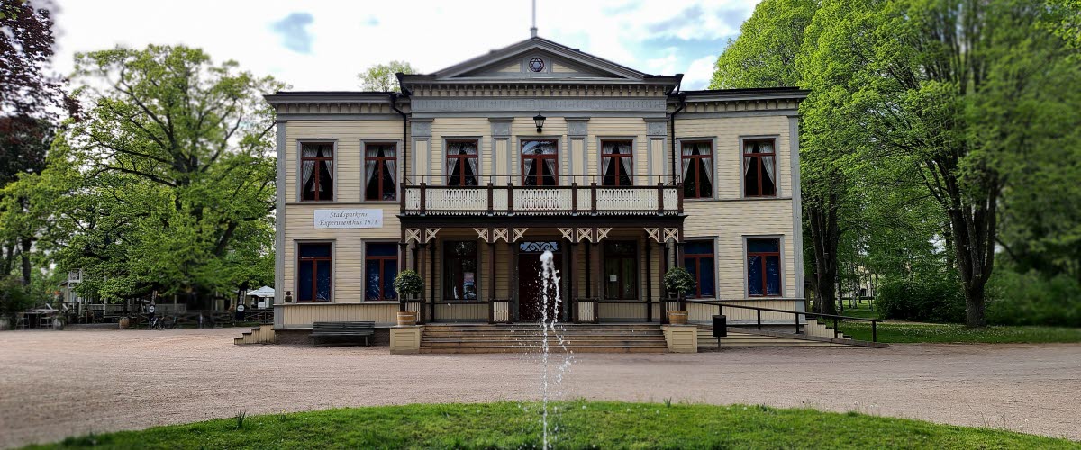 Det gamla varmbadhuset i Hjo Stadspark som   tillhörde Hjo Vattenkuranstalt på slutet av 1800-talet.  
