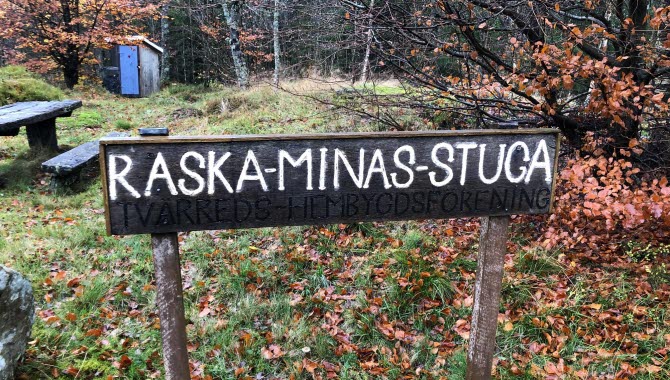 Raska-Minas stuga är ett torp i Tvärred som är bevarat från förr.