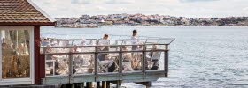 Tullhuset är restaurangen på havet, med utsikt mot Vinga Fyr.