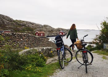 Kvinna som går vid två cyklar.