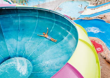 ett barn som åker rutschkana på Skara Sommarland