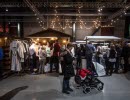 Personer som står vid försäljningsbodar 