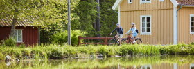 Friends cycling at Vänerleden