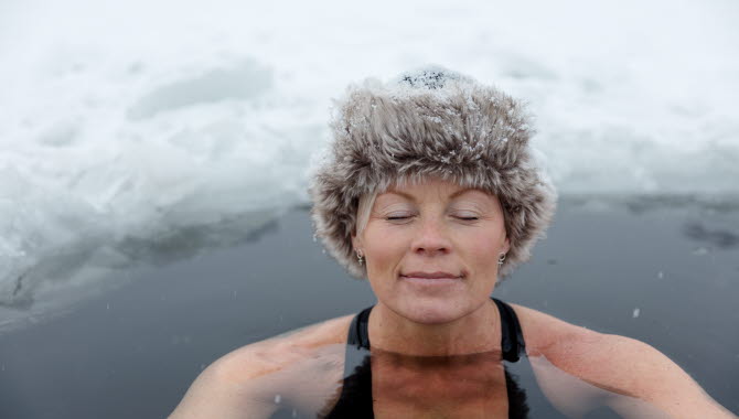 Vinterbadare i snölandskap vid Simsjön i Skövde.