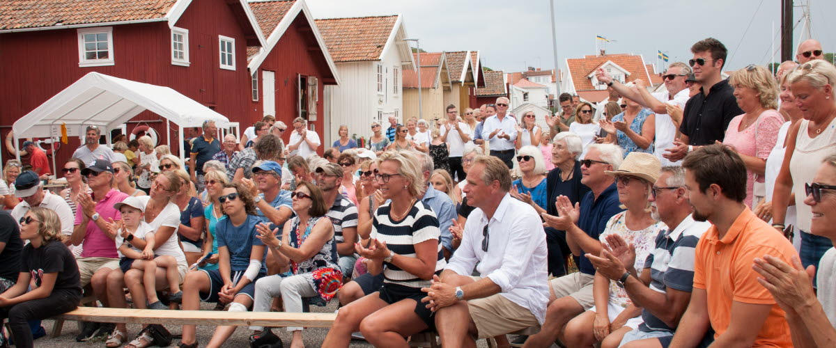 Publik på Västra kajen i Grundsund under Kanalfesten 2018.