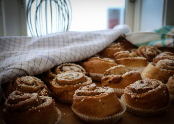 Bullar på ett bord med en handduk i kanten.