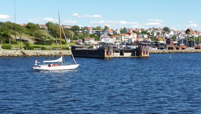 Segelbåt och kallbadhus
