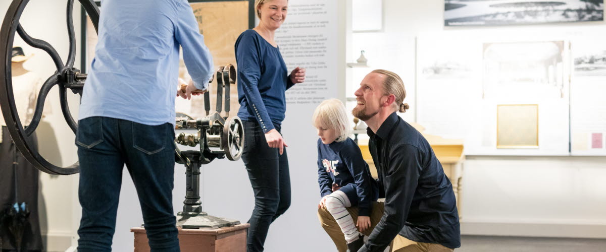 Family enjoy the exhibition at Kulturkvarteret in Hjo.