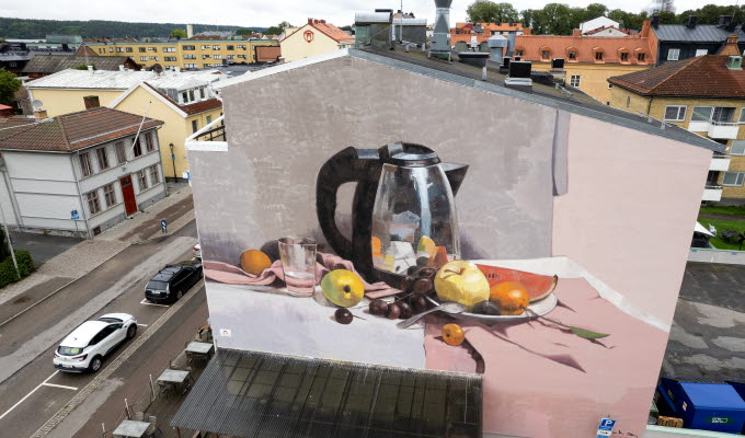 Väggmålning på vattenkokare och frukter på bord