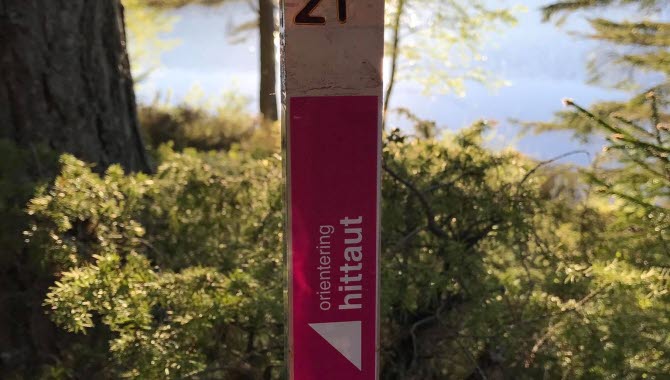 "HIttaut" markering med en sjö i bakgrunden