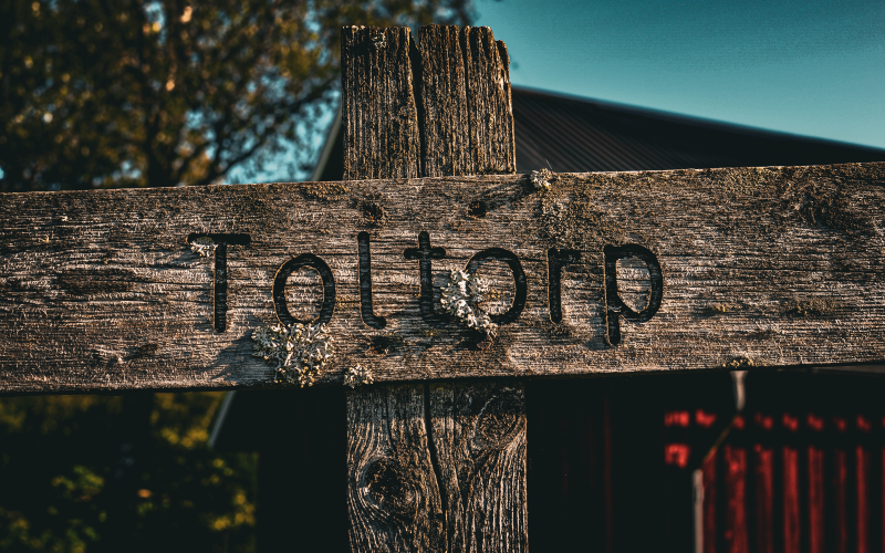 Närbild på skylt där de står Toltorp