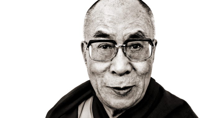 Svartvitt porträtt av Dalai Lama