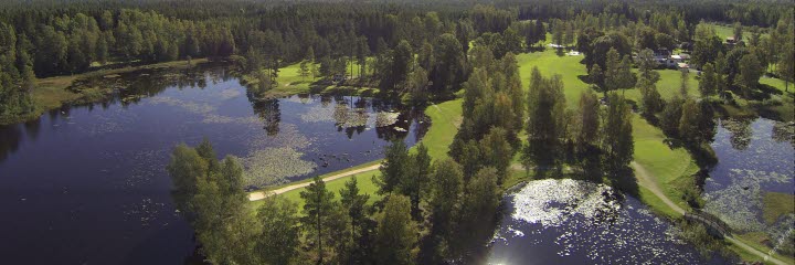 Översikt över Töreboda golfbana. från hål 9 
Golfbana med skog och vatten 