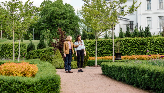 Two women visiting Jonsereds Gardens