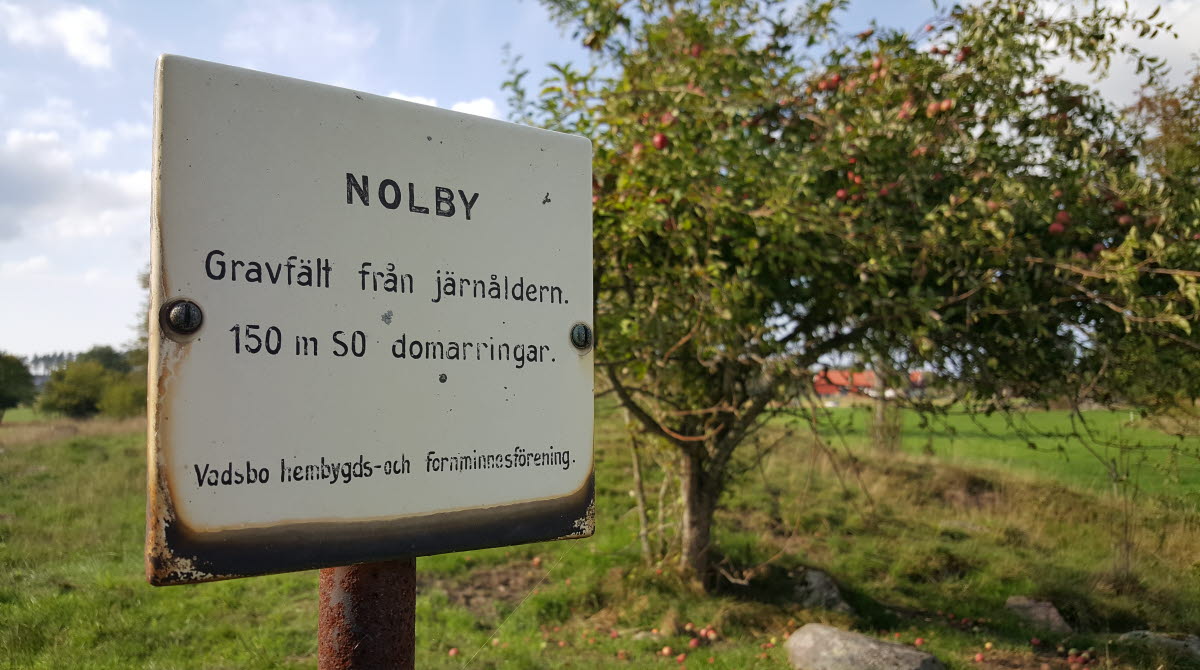 Skylt vid Nolby gravfält på Torsö, Mariestad.