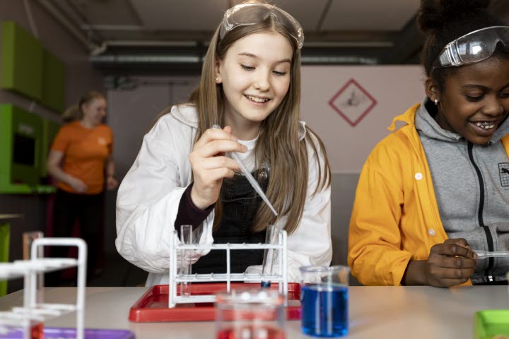 Barn som experimenterar på ett science center