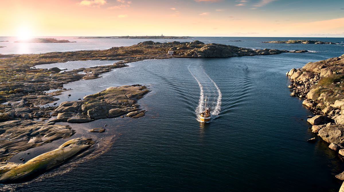 Genuina Fiskebåten Kastor kör från Vinga mot Hönö