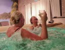 två kvinnor skålar i jacuzzin på spa