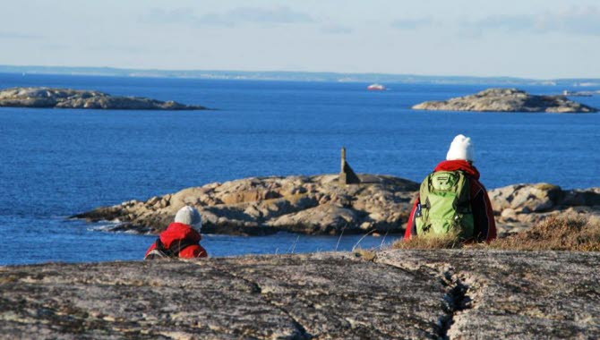 Kustnära vandring på klippor i naturreservatet Saltö med utsikt över Kosterhavet nationalpark.