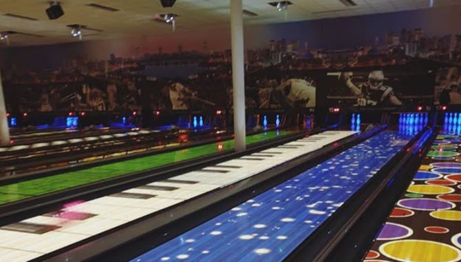 Färgglada bowlingbanor under Interactive bowling på O´leary´s i Skövde