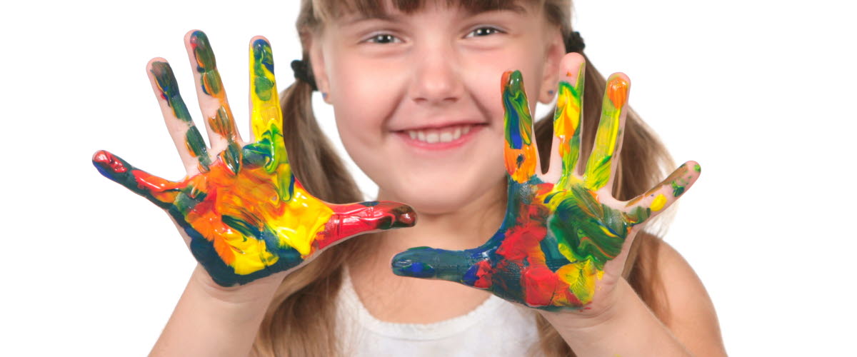 En flicka med olika målarfärger på händerna.